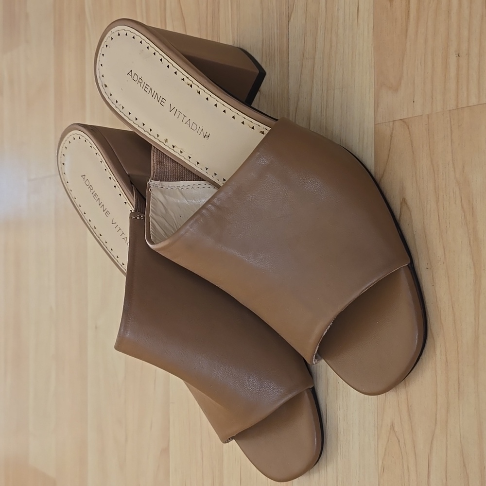 Adrienne Vittadini Albi Tan Faux Leather Mules Block Heels Size 8.5M